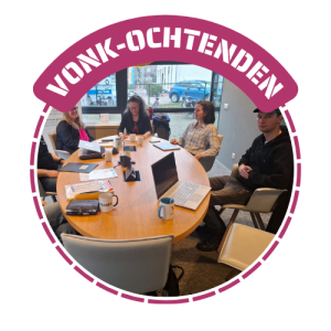Foto van een Vonk-ochtend, met 6-7 ondernemers rond een ovale tafel kennis en ervaring uitwisselen.